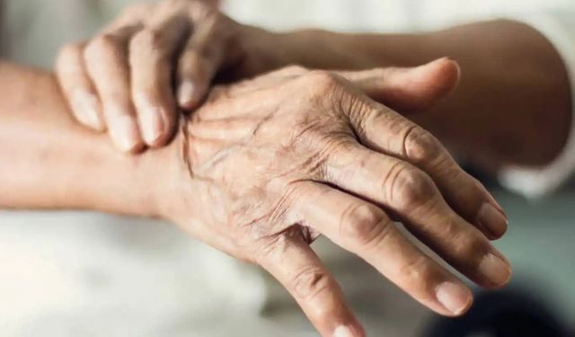 Dinlenirken ortaya çıkan titremeler Parkinson belirtisi olabilir