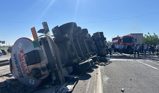 Bariyerlere çarpan tır devrildi: 1 Ölü, 1 Yaralı