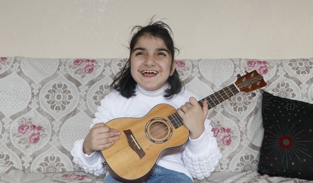 İlik kanseri ve görme engelli Nisanur, müzikle yaşama tutunuyor