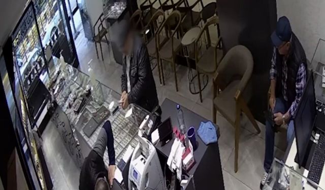 Kuyumculara sahte altın satan 2 şüpheliye suçüstü; o anlar kamerada