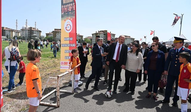 Vali Canalp’ten 23 Nisan’a Neşeli Ziyaret