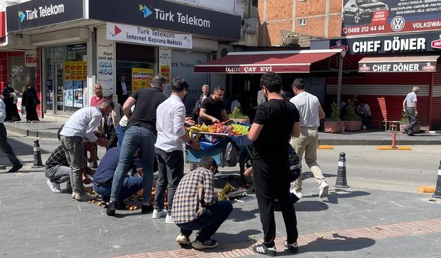 Batman'da Gönüller Birleşti: Devrilen Tezgahın Meyveleri Vatandaşın Yardımıyla Toplandı!