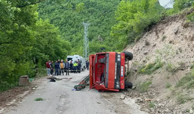 Sondaj kamyonu devrildi; 1 ölü, 2 yaralı