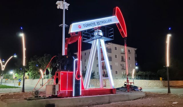 Özgürlük Bulvarı’na Yeni Petrol Anıtı
