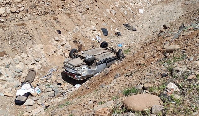 Otomobil dere yatağına devrildi; 7 yaralı