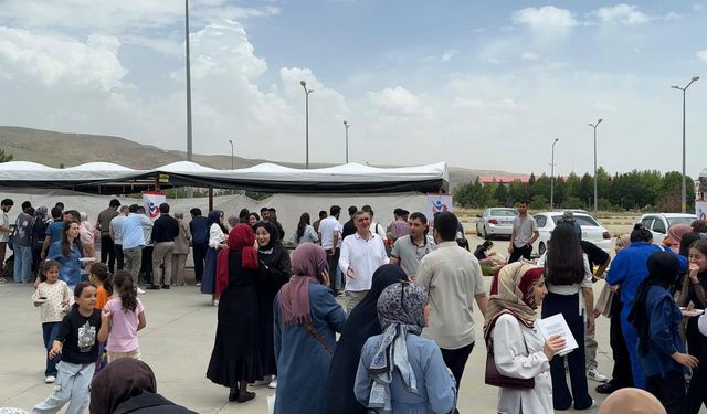 Batman Üniversitesi öğrencilerinden Gazze için yardım kermesi