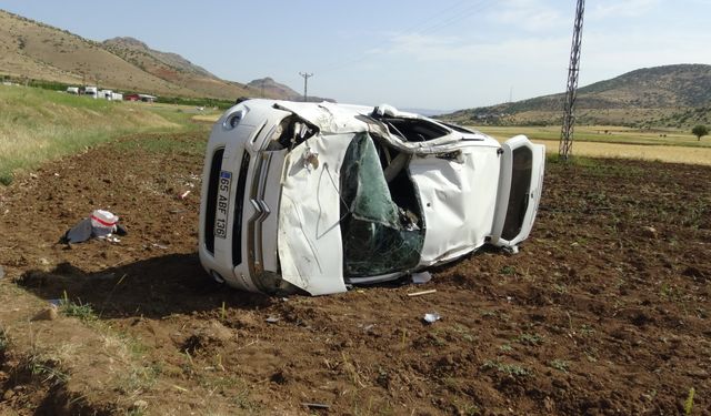 Hafif ticari araç, şarampole yuvarlandı: 1 ölü, 2 yaralı