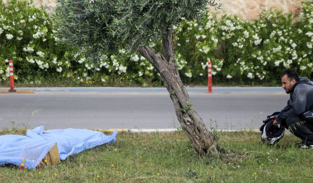 Kazada ölen arkadaşının cansız bedeninin başından ayrılmadı