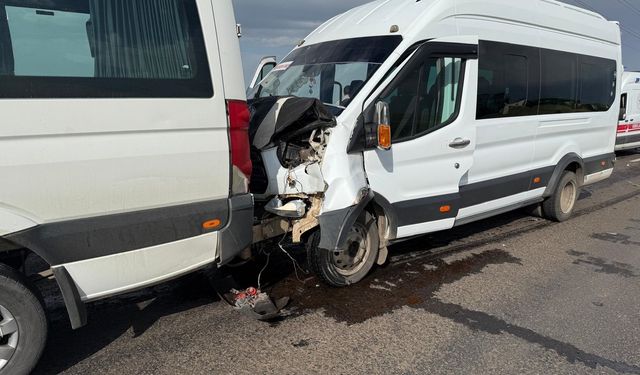 Öğretmenleri taşıyan 2 minibüs çarpıştı; 28 yaralı