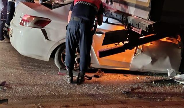 Otomobil, park halindeki TIR'a çarptı: 2 ölü