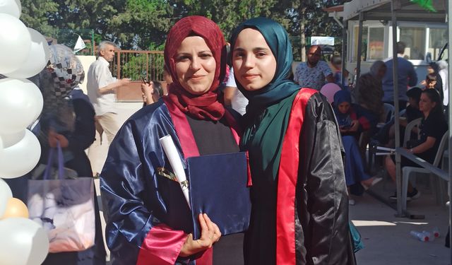 Kızıyla birlikte mezun oldu
