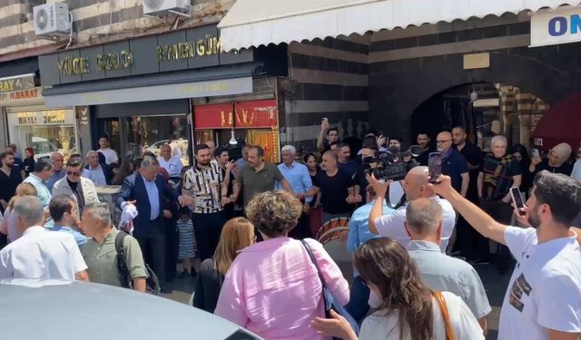 PKK’nın fesih kararı sonrası Diyarbakır'da vatandaşlar halay çekti