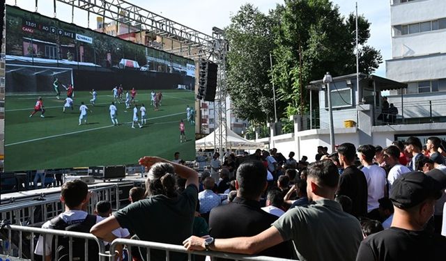Batman valisi Petrolspor maçını taraftarlarla birlikte dev ekranda izledi