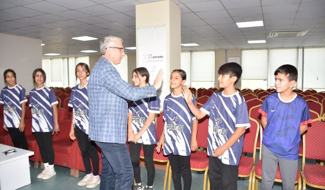 Şampiyon Öğrenciler İl Müdürüyle Buluştu