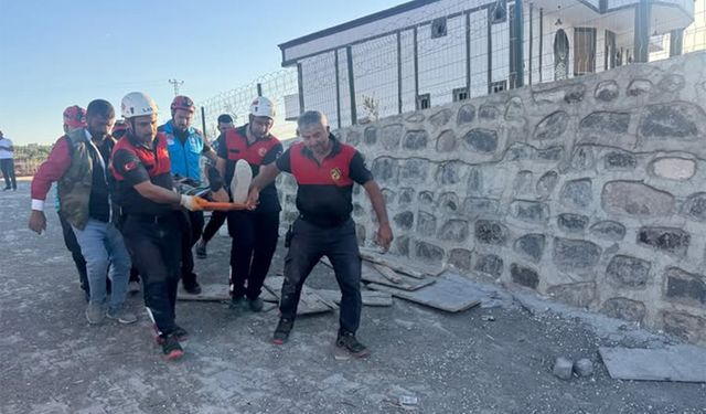 Evin istinat duvarı çöktü: 4 işçi yaralandı