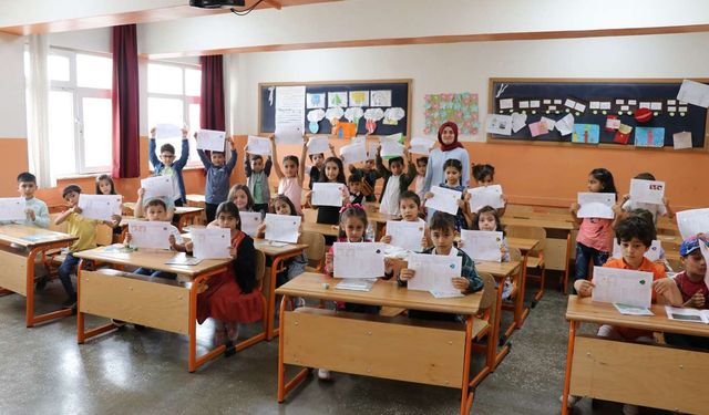 Yaklaşık 20 milyon öğrenci karnesini alarak tatile çıkıyor