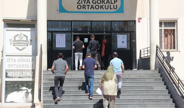Batman'da sınava geç kalanlar içeri alınmadı