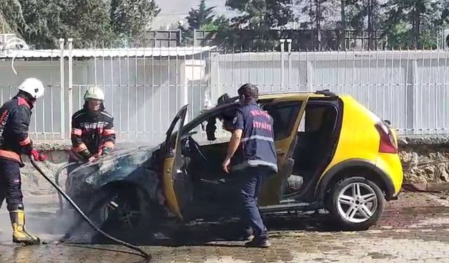 Seyir halindeki ticari taksi alev aldı