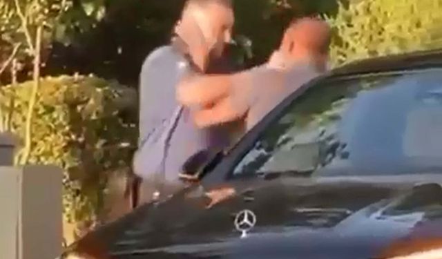 Biri polis memuru, 2 sürücünün yumruklu kavgası kamerada
