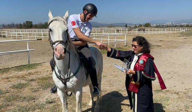 Diplomalarını eğittikleri atların üzerinde aldılar