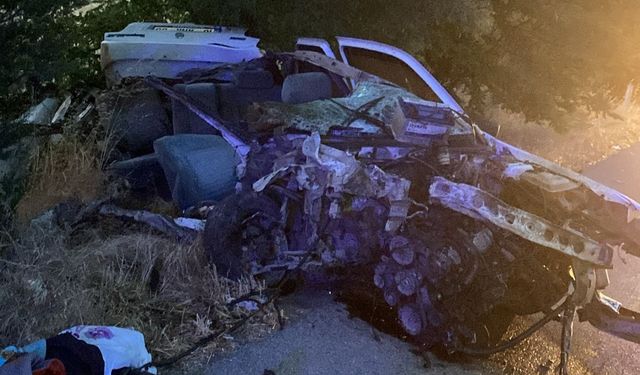 Emniyet şeridindeki TIR'a otomobil çarptı: 4 ölü