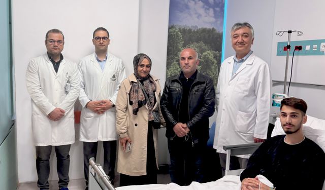 4 ayda 45 kiloya düşen 19 yaşındaki Davut, babasının böbreğiyle hayata tutundu