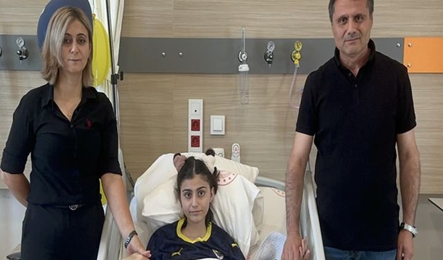Kendisine çarpan otomobilin altından çıkarılıp 'entübe' edilen liseli Sena, sağlığına kavuşuyor