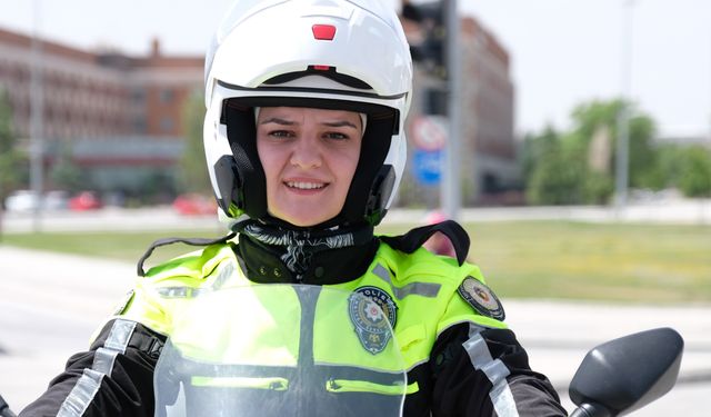 Polis Safiye, tutkusu motosikletle trafik güvenliğini sağlıyor