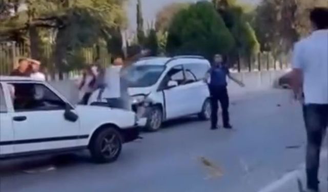 Trafik kazasının ardından tartıştığı 5 kişilik aileyi bıçakladı