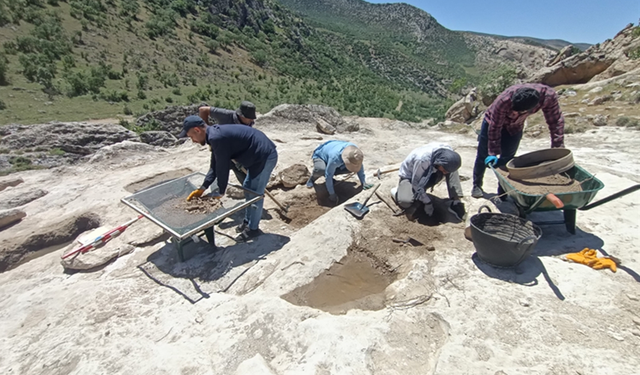 Hasankeyf'te 2 bin 300 yıllık kaya mezarlardan çıkan 26 tarihi eser sergilendi
