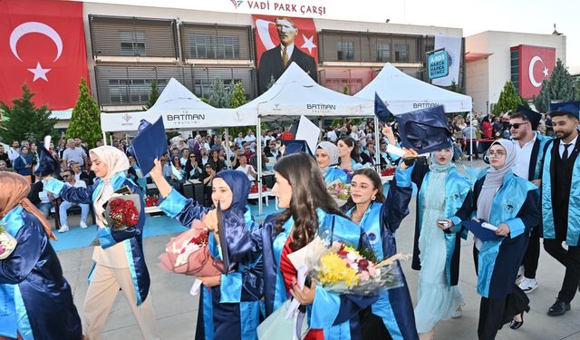 Batman üniversitesinde mezuniyet coşkusu