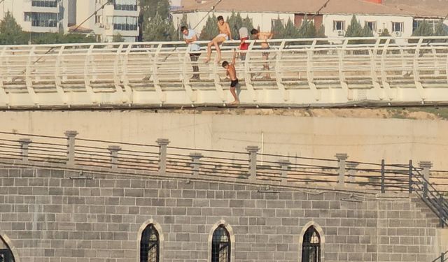 Cizre'de çocuklardan tehlikeli oyun