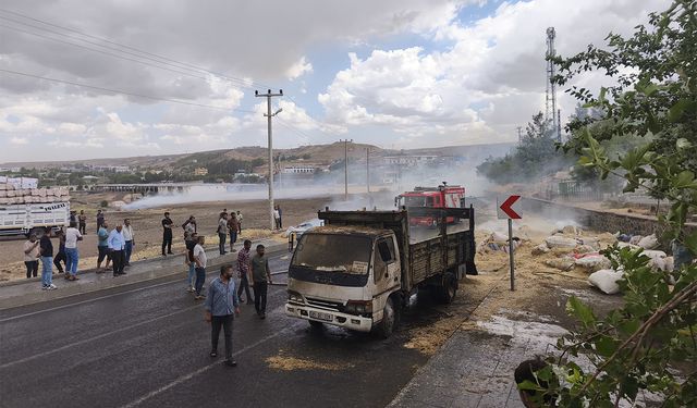 Diyarbakır'da saman yüklü kamyonet yandı