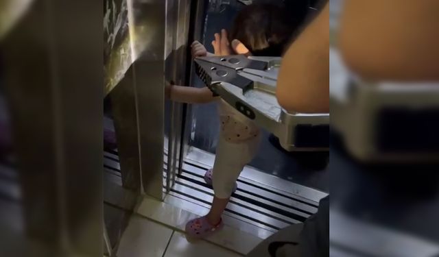 Asansör Kapısına Kolu Sıkışan Küçük Kız, İtfaiye Tarafından Kurtarıldı