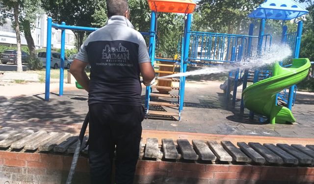 BATMAN’DA PARKLAR TEMİZLENİYOR