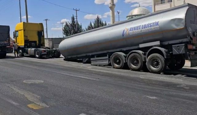 Mardin’de akaryakıt yüklü tankerin dorsesi düştü