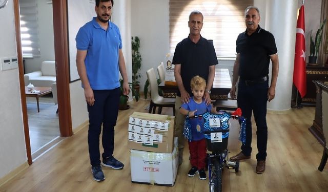 Sokakta çöpü konteynıra bırakan çocuğuna belediyeden ödül