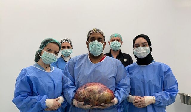 Karnından 10 kiloluk kitle çıkarıldı