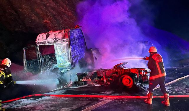 Otoyolunda akaryakıt yüklü araç alev aldı