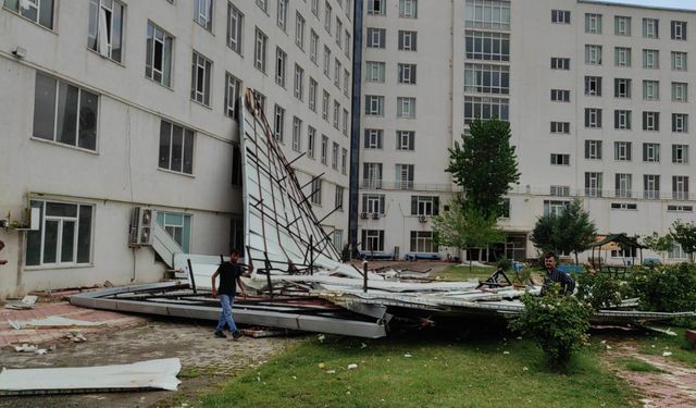 Şiddetli Fırtına Erkek Yurdunun Çatısını Uçurdu