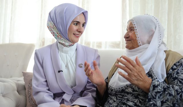 Bakan Göktaş, sosyal medya fenomeni 'Raife Babaanne'yi ziyaret etti