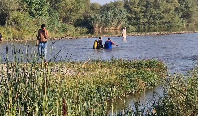 Dicle Nehrinde boğulma tehlikesi geçiren 3 kişiden 2’si kurtarıldı; Ömer aranıyor