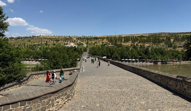 Hava sıcaklıkları 45 dereceyi geçti, tarihi mekanlar boş kaldı