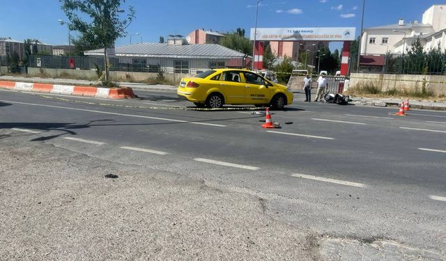 Motosikletle taksiye çarpan karı koca hayatını kaybetti