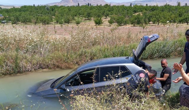 Otomobil dereye uçtu: 2 yaralı