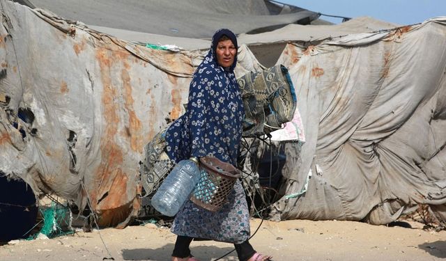 Gazze'de, kavurucu sıcaklar altındaki çadırlar cehenneme dönüşüyor