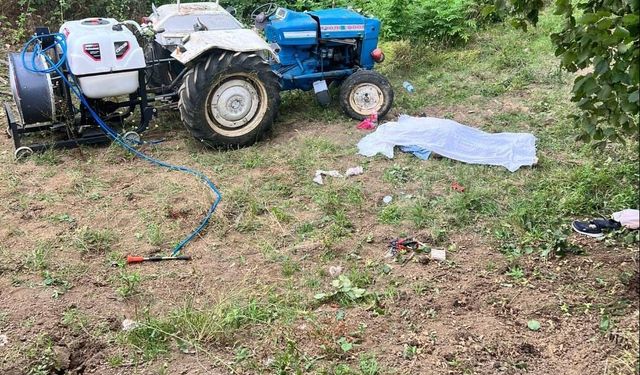 İlaçla yaparken fenalaşıp düştüğü traktör, üzerine devrildi
