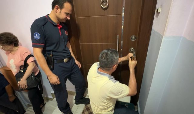 Yere düşen 75 yaşındaki adam kapıyı yumruklayarak sesini duyurdu