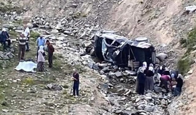 Kamyonet şarampole devrildi: 1 ölü, 5 yaralı