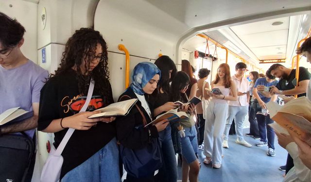 Liseliler metroda kitap okuyup farkındalık oluşturdu